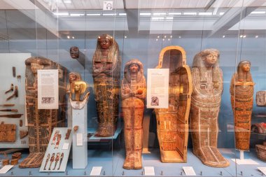 Londra, İngiltere - 13 Mayıs 2019: British Museum, Londra. Antik Mısır Salonu, Antik mumyalar sergisi.