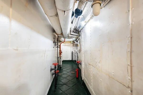 Londres, Reino Unido - 13 de maio de 2019: O HMS Belfast warship museum interior, viu ação durante a segunda guerra mundial, está agora permanentemente atracado como navio-museu no rio Tâmisa, em Londres . — Fotografia de Stock