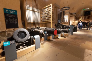 Londra, İngiltere - 12 Mayıs 2019: Londra Kulesi'ndeki Beyaz Kule binasındamüze iç mekanlarını ziyaret eden turistler, Londra'da Thames Nehri kıyısındaki kraliyet sarayı ve kalesi.