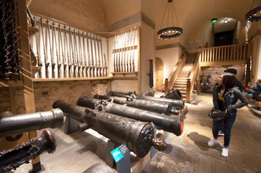 Londra, İngiltere - 12 Mayıs 2019: Londra Kulesi'ndeki Beyaz Kule binasındamüze iç mekanlarını ziyaret eden turistler, Londra'da Thames Nehri kıyısındaki kraliyet sarayı ve kalesi.