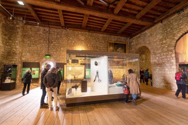 Londra, İngiltere - 12 Mayıs 2019: Londra Kulesi'ndeki Beyaz Kule binasındamüze iç mekanlarını ziyaret eden turistler, Londra'da Thames Nehri kıyısındaki kraliyet sarayı ve kalesi.