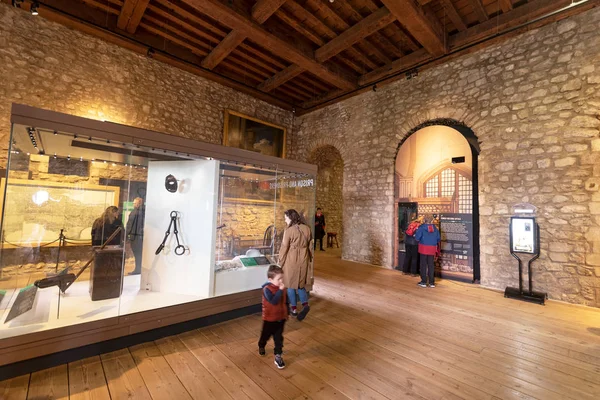 Londra, İngiltere - 12 Mayıs 2019: Londra Kulesi'ndeki Beyaz Kule binasındamüze iç mekanlarını ziyaret eden turistler, Londra'da Thames Nehri kıyısındaki kraliyet sarayı ve kalesi.