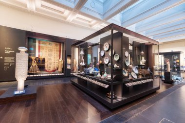 Londra, İngiltere - 13 Mayıs 2019: British Museum, Londra. İslam sanat sergisi, arkeolojik eserler, ziyaretçiler ve turistler sergiye hayran.