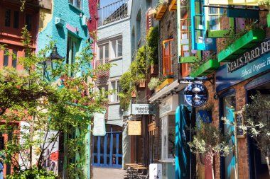 Londra, İngiltere - 14 Mayıs 2019 : Neals Yard, Covent Garden district, Londra, İngiltere'de renkli binaları olan küçük bir sokak.