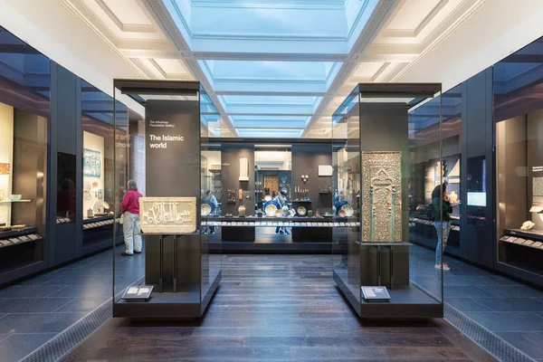 London, United Kingdom - May 13, 2019: The British Museum, London. Islamic art exhibition, archeological artifacts, visitors and tourists admiring the exhibition. — Stock Photo, Image