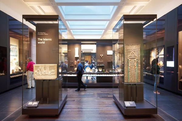 Londra, İngiltere - 13 Mayıs 2019: British Museum, Londra. İslam sanat sergisi, arkeolojik eserler, ziyaretçiler ve turistler sergiye hayran. — Stok fotoğraf