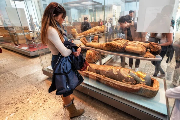Londra, İngiltere - 13 Mayıs 2019: British Museum, Londra. Antik Mısır Salonu, antik mumyalar sergi hayran turist. — Stok fotoğraf