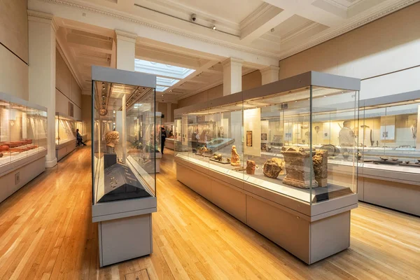 ロンドン、イングランド - 2019年5月13日:ロンドンの大英博物館のインテリア。1753年に設立されました. — ストック写真