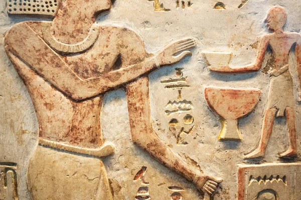 Antigua escena egipcia. Tallados Jeroglíficos de Color en la pared. Murales antiguo Egipto . — Foto de Stock