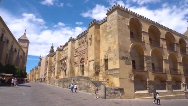 Cordoba, Spanien - 20. Mai 2019: Schwenk-Aufnahme des berühmten Gebäudes der Moschee von Cordoba, Andalusien, Spanien. — Stockvideo