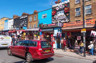 Londra, İngiltere - 13 Mayıs 2019: Camden Town, Londra'daki ünlü alternatif kültür mağazaları. 
