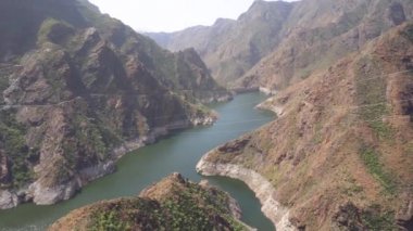 Parralillo barajı ve gölünün görünümü, Gran Canaria, Kanarya Adaları, İspanya.