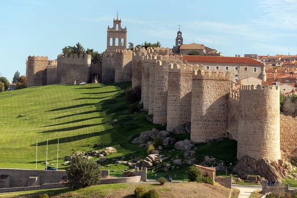 Avila, Castilla y Leon, İspanya 'daki ortaçağ şehir duvarları. Avrupa 'nın en iyi korunmuş insanı olarak kabul edilir.. — Stok fotoğraf