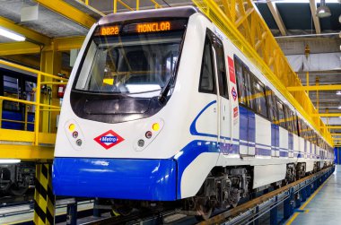Madrid, İspanya - 25 Aralık 2012: Metro de Madrid metro metro raylı sistem trenleri için onarım deposu. Vagon ve trenlerin hizmet ve onarım alanı. 