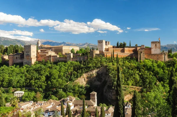 Antigua fortaleza árabe Alhambra en, Granada, España, punto de referencia de los viajes europeos . —  Fotos de Stock
