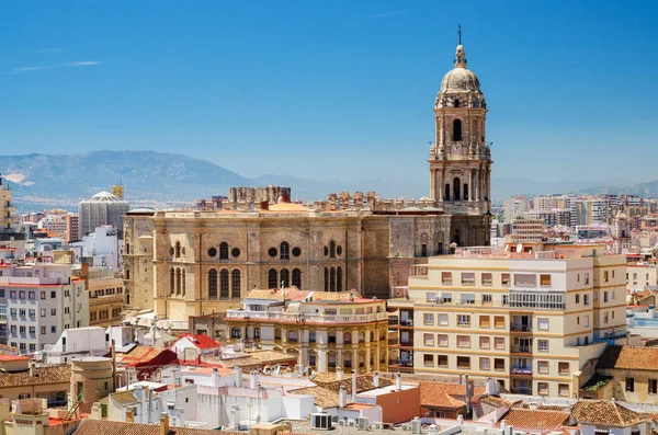 Vista aérea del paisaje urbano de Málaga, con la catedral y el horizonte de la ciudad España. —  Fotos de Stock
