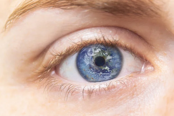 Koncept ochrany životního prostředí. Uzavřete obraz ženského oka se zemí v něm. Tvůrčí směs makra Oko se Zemí jako Iris. Prvky tohoto snímku poskytla NASA. — Stock fotografie