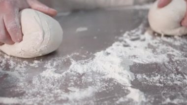 Fırıncıların yakından görünümü masada hamur yoğuruyor. Üretim süreci, ekmek yapma. Yavaş çekim.