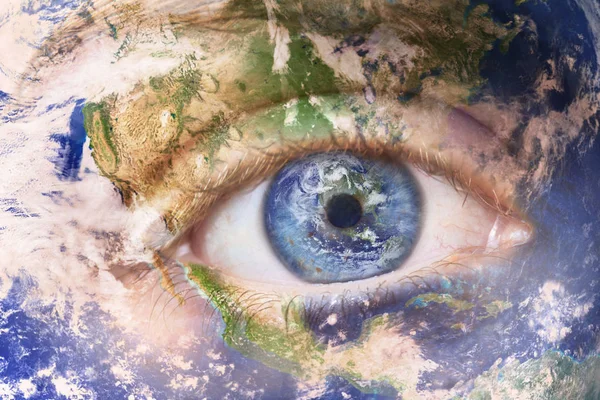 Concept d'éveil de la Terre, sauver la planète. Image rapprochée de visage de femme avec de la terre peinte. Composite créatif de macro Œil avec la Terre comme Iris. Éléments de cette image fournis par la NASA. Photo De Stock