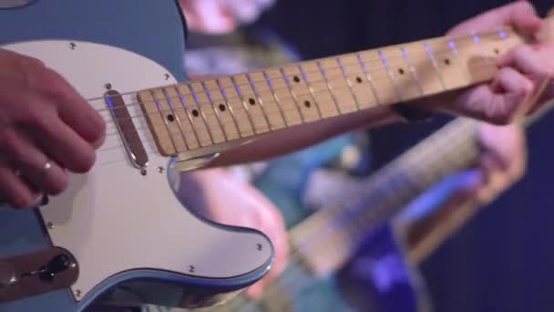 Rock band sur scène, guitare électrique et basse jouant en concert . — Video