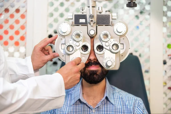 Pacjent w nowoczesnej klinice okulistycznej sprawdzający wzrok. — Zdjęcie stockowe