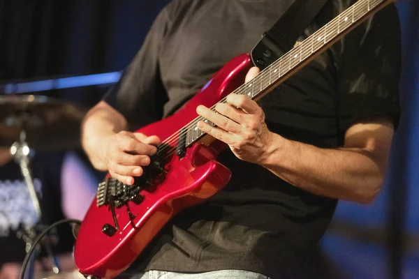 Muž hlavní kytarista hraje elektrickou kytaru na koncertní scéně. — Stock fotografie