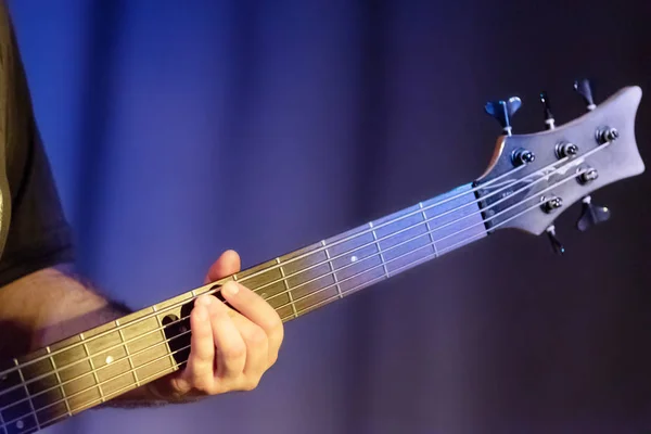 Gitarist speelt op basgitaar, close-up. — Stockfoto