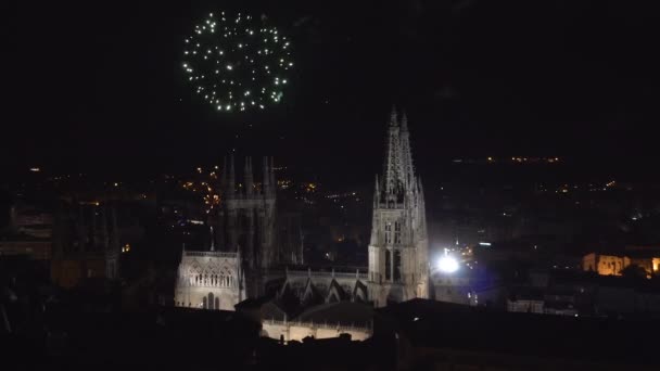 Colorful firework display over gothic cathedral in Burgos, Castilla y Leon, Spain. — Stock Video