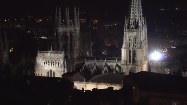 Színes tűzijáték jelenik meg a gótikus katedrális felett Burgos-ban, Castilla y Leon, Spanyolország. — Stock videók