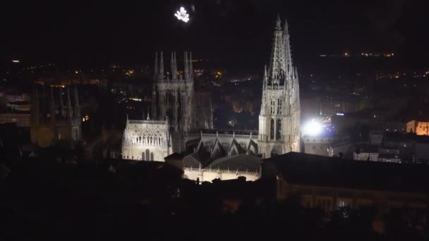 Színes tűzijáték jelenik meg a gótikus katedrális felett Burgos-ban, Castilla y Leon, Spanyolország. — Stock videók