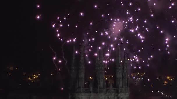 Kleurrijke vuurwerk weergave over gotische kathedraal in Burgos, Castilla y Leon, Spanje. — Stockvideo