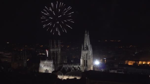 Kleurrijke vuurwerk weergave over gotische kathedraal in Burgos, Castilla y Leon, Spanje. — Stockvideo