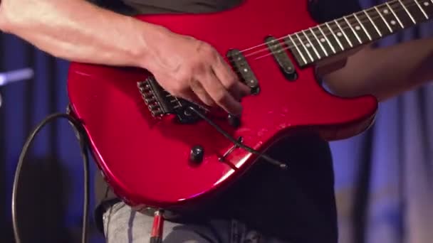 Homem guitarrista principal tocando guitarra elétrica no palco de concerto. — Vídeo de Stock