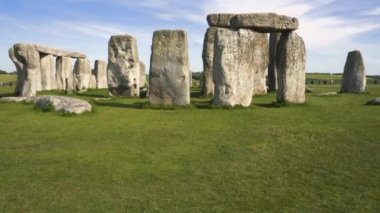 Güzel güneşli bir günde ünlü tarih öncesi anıt Stonehenge Tilt atış.