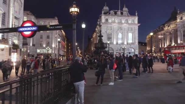 Londen, Verenigd Koninkrijk-13 mei 2109: Picadilly Circus 's nachts met beroemde lichten, toeristen, bussen en verkeer. Londen reizen toeristische attractie. — Stockvideo