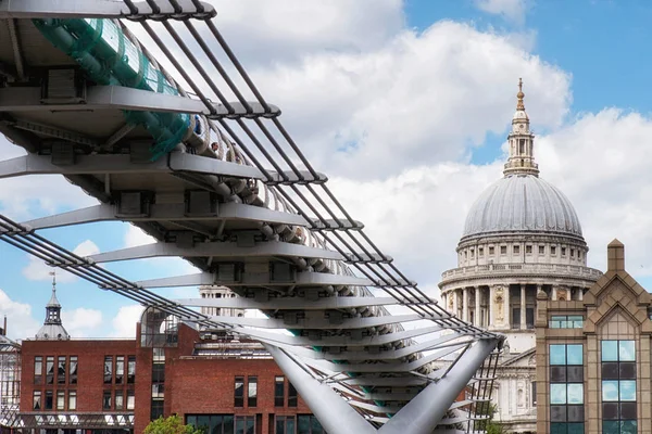 St Pauls Cathedral and Millennium Footbridge nad Tamizą, Londyn, Wielka Brytania. — Zdjęcie stockowe