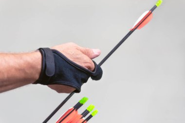 Okçuluk. Okçu yay ile egzersiz. Spor, eğlence konsepti. Sporcu atış için ok hazırlanıyor.