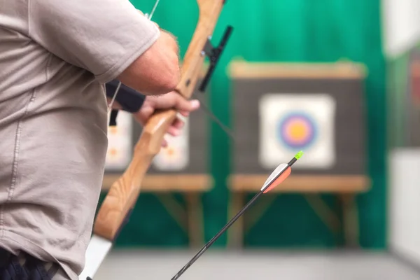 Archer hands close up, preparing the arrow for the shot. — Stock Photo, Image