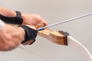 Okçu eller yakın, çekim için ok hazırlanıyor.