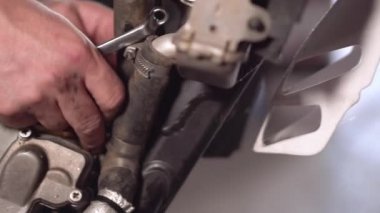 tamirci onarım garajında motosiklet tamir kadar yakın.