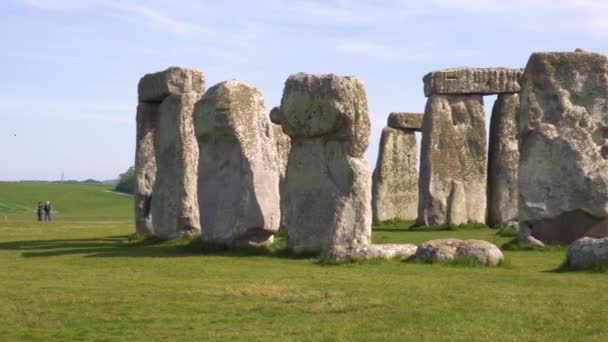 Panning shot of famous prehistoric monument Stonehenge on a beautiful sunny day. — Stock Video