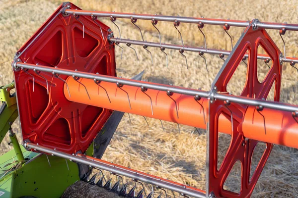 Hasat makinesini yakın ken getirin. Gün batımında hasat hasat buğday birleştirin. — Stok fotoğraf