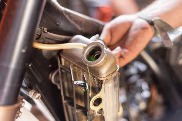 Motorsiklet tamircisi, soğutma radyatörü yerine. Değiştirme veya radyatör bakımı.