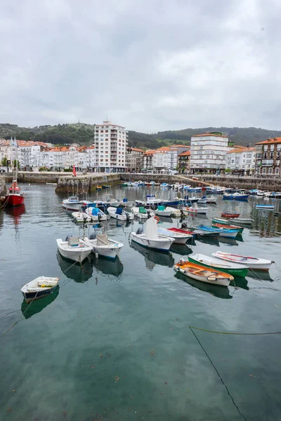 Castrourdiales, Spanje-11 mei 2019: Cantabrië Village, de vissershaven van Castrourdiales. Stadsgezicht en boten in de zee. — Stockfoto