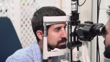 Göz Doktoru Genç Adamın Görme Yetisini Kontrol Ediyor - Hasta Oftalmoloji Kliniğinde.