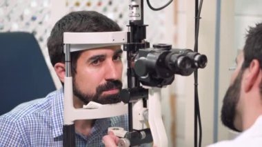 Göz Doktoru Genç Adamın Görme Yetisini Kontrol Ediyor - Hasta Oftalmoloji Kliniğinde.