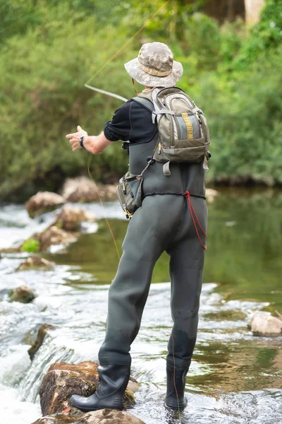 Pescatore pesca sul fiume, azienda canna da pesca . — Foto Stock