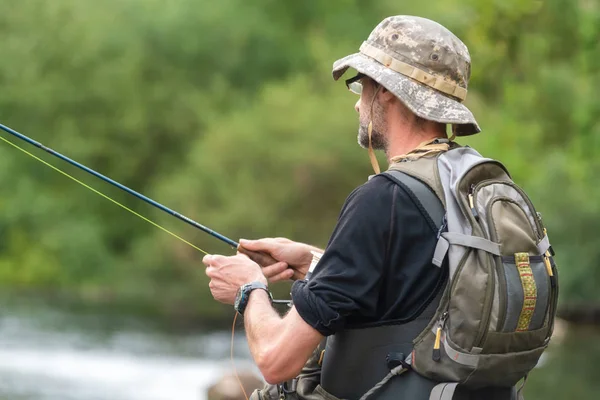 Pescatore pesca sul fiume, azienda canna da pesca . — Foto Stock