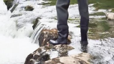 Nehirde balıkçı balıkçılık, Fishing Rod tutarak.