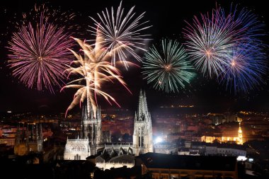 Kutlama için havai fişek, Burgos ünlü gotik katedral üzerinde, İspanya.
